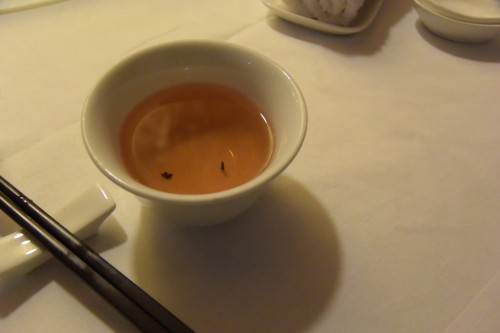 シンガポール風水ツアー58 グッドウッドパークホテル内四川料理「ミンジャン」で茶柱！！