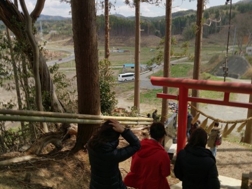 30-宙SORA-南三陸町-五十鈴神社-鳥居のすぐ下まで津波は来た。遠くに我々のバスが見える